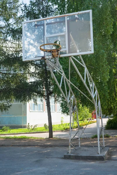 Viejo Aro Baloncesto Desgarrado Terrenos Escuela Día Verano — Foto de Stock