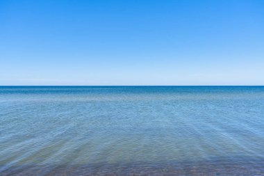 Baltık Denizi 'nin engin manzarası güneşli bir günde açık mavi gökyüzüyle Curonian tükürüğüyle