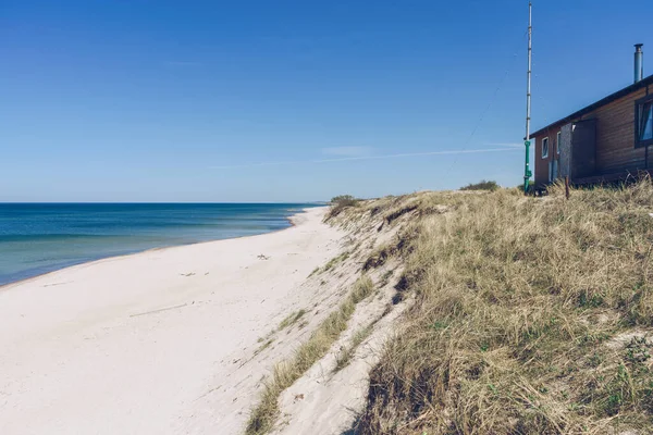 Liten Byggnad Och Vit Sandstrand Och Utsikt Över Östersjön Vid — Stockfoto