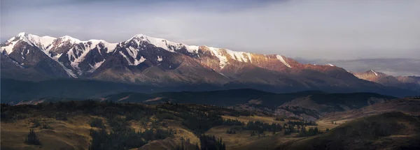 Altaibergen, platå Ukok. Den orörda naturen i regionen. Snöklädda berg. — Stockfoto