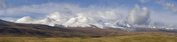 Altaibergen, platå Ukok. Den orörda naturen i regionen. Snöklädda berg. — Stockfoto