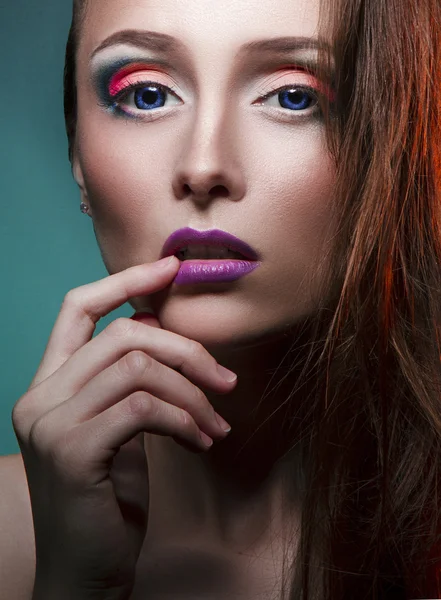 Bonita chica hermosa con ojos azules y maquillaje encantador en la cara — Foto de Stock