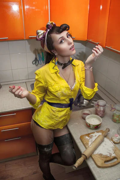 음식을 준비 하는 부엌에서 란제리에 섹시 한 여자 — 스톡 사진
