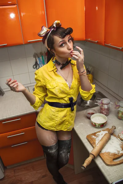 음식을 준비 하는 부엌에서 란제리에 섹시 한 여자 — 스톡 사진