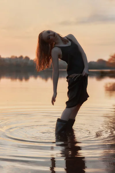 Güzel Bir Kadın Gün Batımında Gölette Duruyor Göldeki Seksi Kadın — Stok fotoğraf