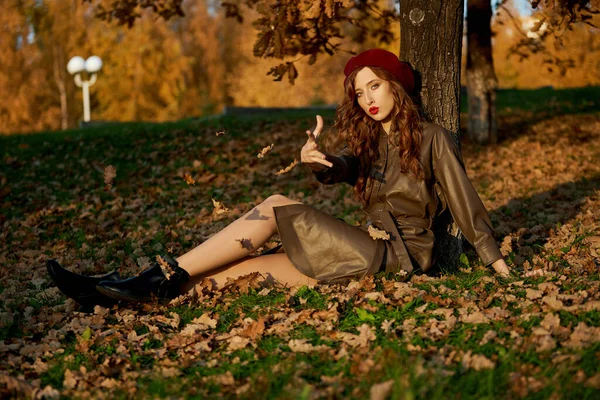 Herfst Portret Van Een Vrouw Een Hoed Baret Regenjas Buurt — Stockfoto