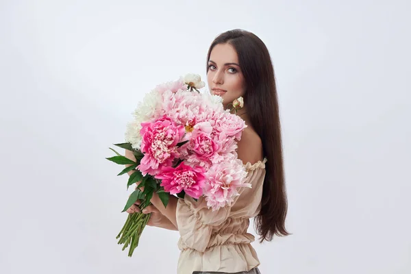 Mulher Bonita Com Muitas Flores Cor Rosa Nas Mãos Mulher — Fotografia de Stock