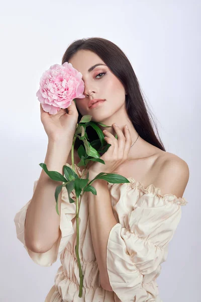 Mooie Vrouw Met Veel Roze Bloemen Haar Handen Sexy Vrouw — Stockfoto