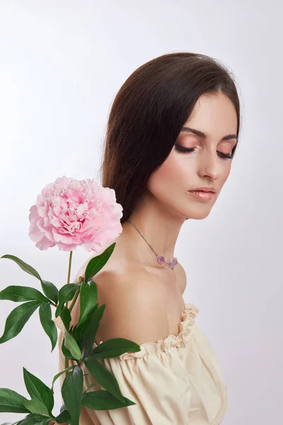 Gyönyörű Sok Rózsaszín Virággal Kezében Szexi Hosszú Hajjal — Stock Fotó