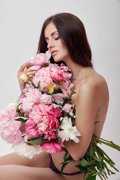 Hermosa Mujer Con Muchas Flores Rosadas Sus Manos Mujer Sexy — Foto de Stock