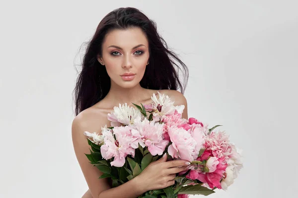 Sexy Brunetka Žena Drží Velkou Kytici Pivoňských Květů Perfektní Make — Stock fotografie