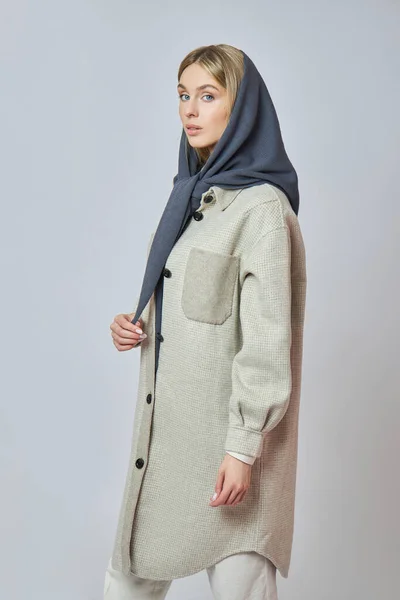 Mooie Vrouw Met Een Wintersjaal Haar Hoofd Kleding Voor Koud — Stockfoto