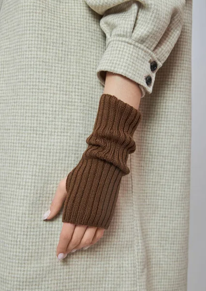 女人的手戴着温暖的冬季手套 秋天的衣服漂亮的指甲修指甲 — 图库照片