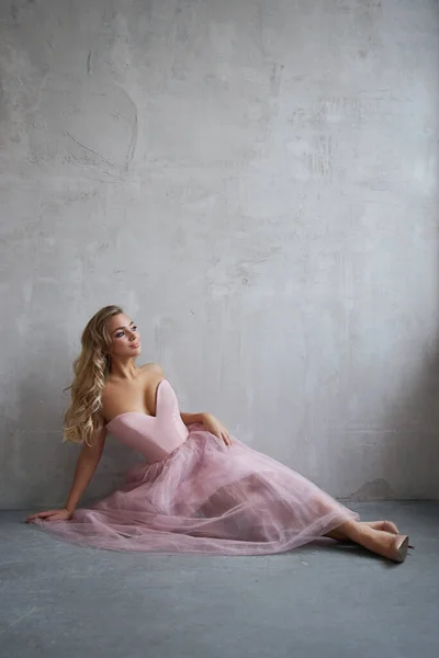 Мода Красивая Женщина Платье Сидя Полу Против Стены Идеальный Макияж — стоковое фото