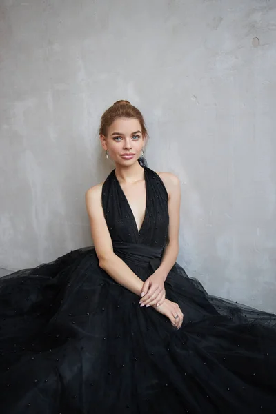 Fashion Beautiful Woman Dress Sitting Floor Wall Perfect Makeup Romantic — Stock Photo, Image