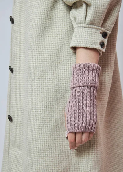 Ženské Ruce Teplých Zimních Rukavicích Podzimní Oblečení Krásné Manikúry Nehtů — Stock fotografie