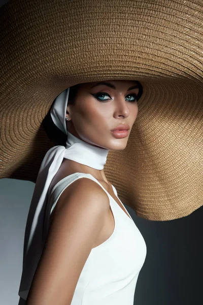 Όμορφη Γυναίκα Μεγάλο Ψάθινο Καπέλο Και Ελαφρύ Καλοκαιρινό Φόρεμα Μέικ — Φωτογραφία Αρχείου
