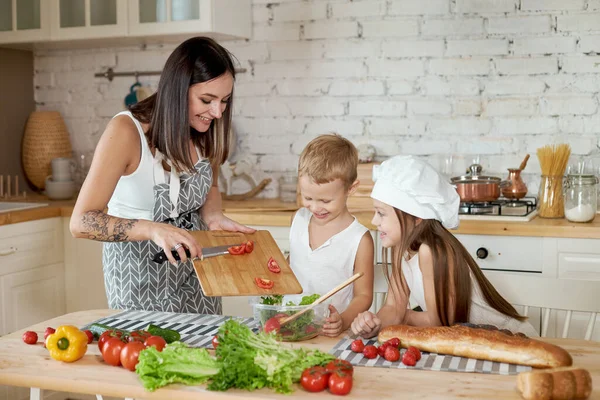 Familia Prepara Almuerzo Cocina Mamá Enseña Hija Hijo Preparar Una —  Fotos de Stock