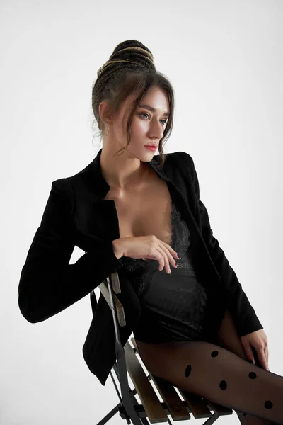 Sexig Mode Kvinna Sitter Stol Vit Bakgrund Vacker Smal Kropp — Stockfoto