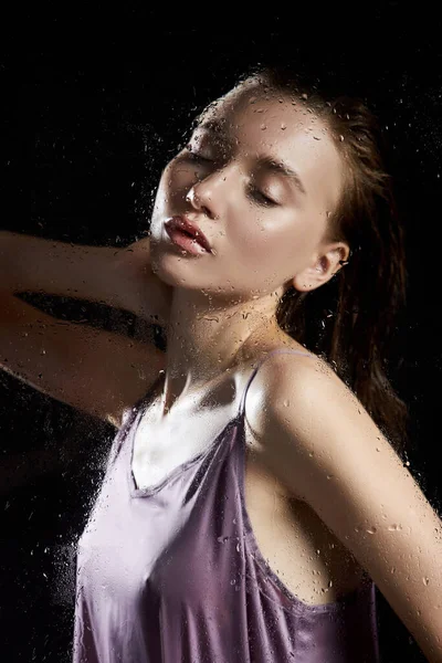 Bella Donna Con Capelli Bagnati Vicino Vetro Sotto Gocce Pioggia — Foto Stock