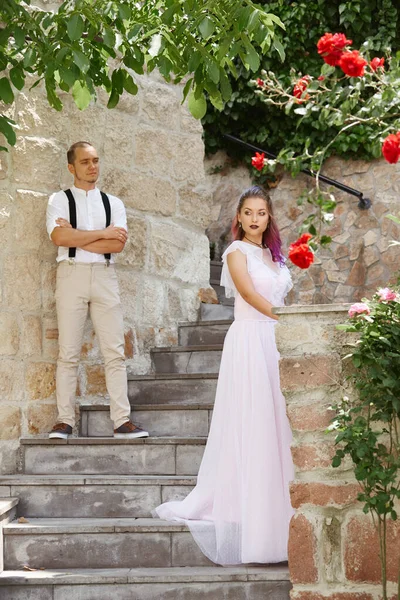 Man Vrouw Lopen Knuffelen Verliefd Stel Bruid Bruidegom — Stockfoto