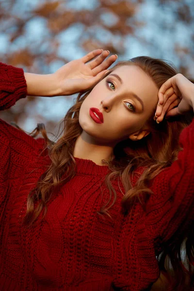 Une Jeune Femme Rousse Pull Rouge Promène Dans Parc Portrait — Photo