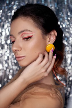 Profesyonel kırmızı göz makyajı, yüz için doğal kozmetik. Uzun kirpikleri ve düzgün kaşları olan güzel bir kadın.