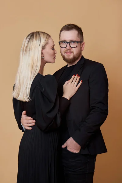 Modeportret Van Een Stijlvol Verliefd Echtpaar Zwarte Kleren Een Man — Stockfoto