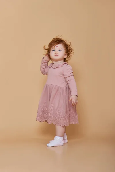 Retrato Una Niña Pelirroja Con Pelo Rizado Lunar Grande Frente —  Fotos de Stock