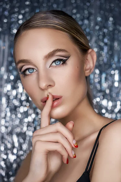 Piękny Makijaż Oczu Wieczorem Blondynki Błyszczącym Tle Portret Kobiety Bliska — Zdjęcie stockowe