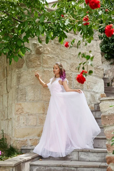 Mulher Bonita Com Cabelo Roxo Vestido Noiva Branco Caminha Jardim — Fotografia de Stock