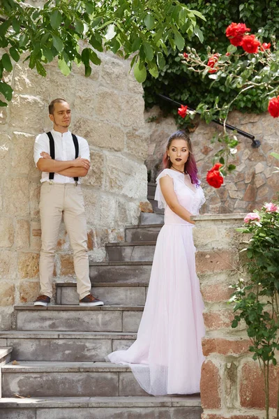 Erkek Kadın Yürürler Sarılırlar Aşık Çift Gelin Damat — Stok fotoğraf