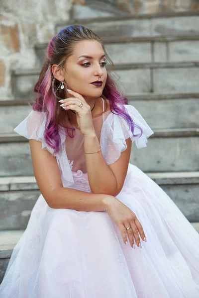 Портрет Невесты Фиолетовыми Волосами Крупным Планом Женщина Красивом Платье Отдыхает — стоковое фото