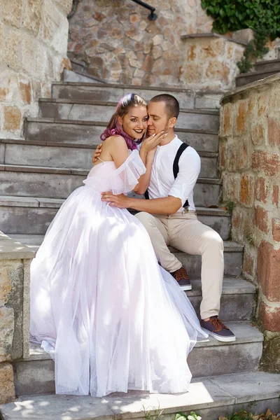 Uomo Una Donna Camminano Abbracciano Coppia Innamorata Sposa Sposo — Foto Stock