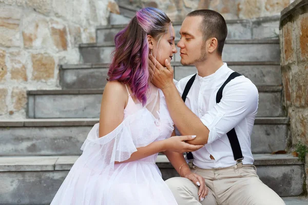 Casal Apaixonado Está Sentado Nas Escadas Abraçando Amor Relações Entre — Fotografia de Stock