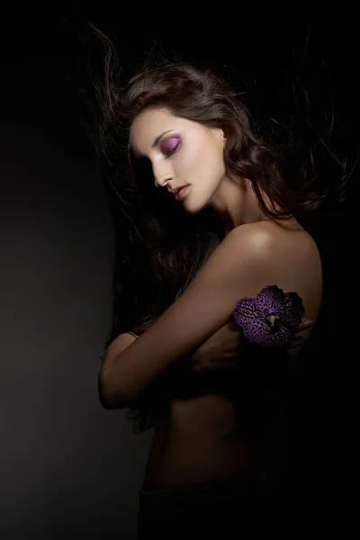 Portret Frumusețe Unei Femei Nud Floare Violet Mâinile Fundal Întunecat — Fotografie, imagine de stoc
