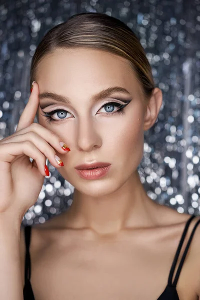 Hermoso Maquillaje Ojos Noche Una Mujer Rubia Sobre Fondo Brillante — Foto de Stock