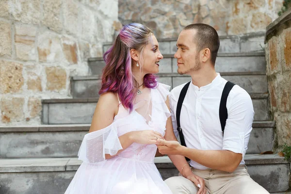 Man Vrouw Lopen Knuffelen Verliefd Stel Bruid Bruidegom — Stockfoto