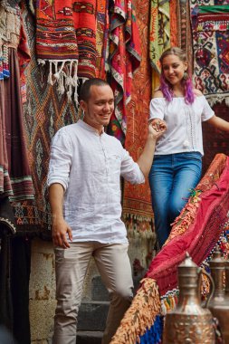 Birbirine aşık çift markette Türk halısı seçiyor. Bir erkek ve bir kadının yüzünde neşeli, neşeli duygular. Türkiye 'de Sevgililer Günü