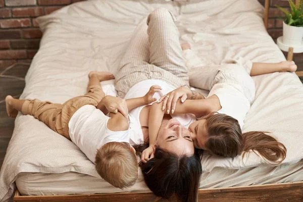 Família Feliz Mamãe Abraça Filho Filha Amor Emoções Alegres Alegres — Fotografia de Stock