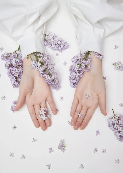 Cosméticos Mulher Natural Mãos Feitas Flores Cor Lilás Pétalas Hidrata — Fotografia de Stock