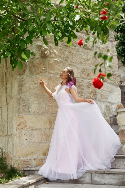 Mulher Bonita Com Cabelo Roxo Vestido Noiva Branco Caminha Jardim — Fotografia de Stock