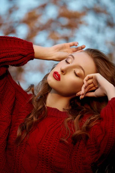 Joven Pelirroja Con Suéter Rojo Camina Por Parque Retrato Belleza —  Fotos de Stock