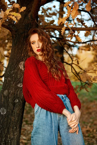 Jovem Ruiva Com Uma Camisola Vermelha Caminha Parque Retrato Beleza — Fotografia de Stock