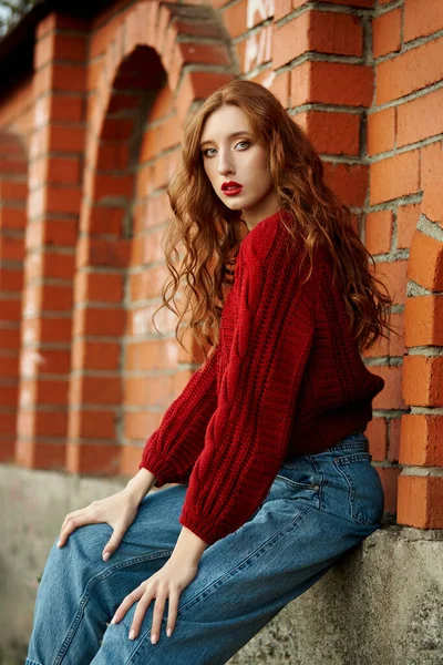 Rudowłosa Młoda Kobieta Czerwonym Swetrze Spaceruje Parku Jesienny Portret Piękności — Zdjęcie stockowe