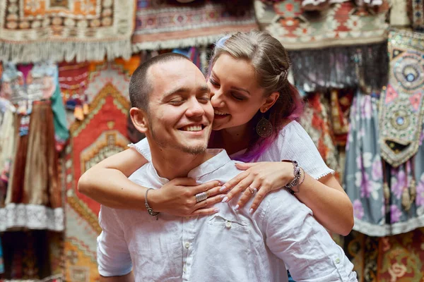 Pareja Enamorada Elige Una Alfombra Turca Mercado Emociones Alegres Alegres —  Fotos de Stock