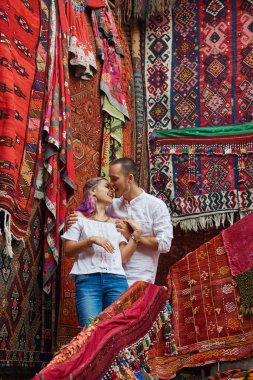 Birbirine aşık çift markette Türk halısı seçiyor. Bir erkek ve bir kadının yüzünde neşeli, neşeli duygular. Türkiye 'de Sevgililer Günü