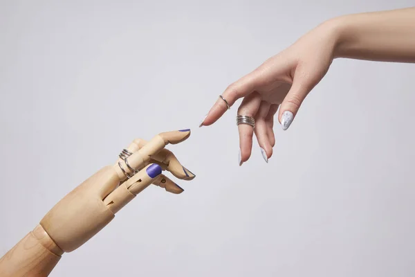 一个女人指甲上的美发 手指甲的着色 整洁的手 — 图库照片