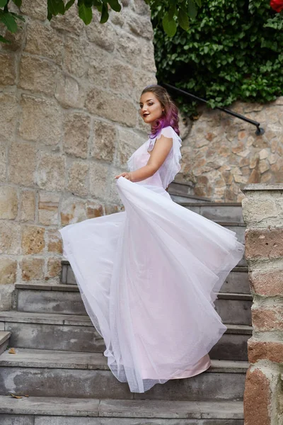身穿白色婚纱 头戴紫色头发的漂亮女人走进花园 自然妆容 — 图库照片