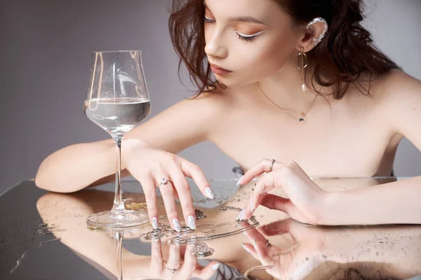 Szépségportré Egy Nőről Egy Pohárral Kezében Gyűrűk Tükörasztalon Vannak Természetes — Stock Fotó